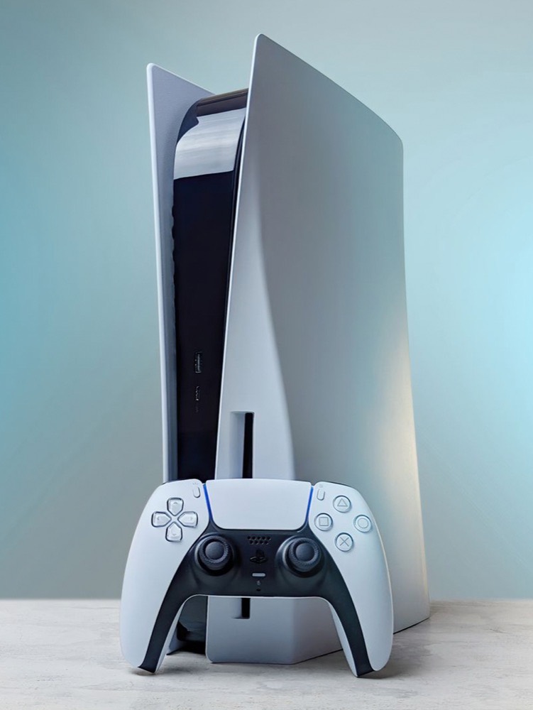 PlayStation 5 konsolu ve DualSense kol — Batıkent Arena saatlik fiyatlar